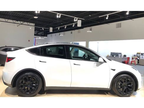 Used 2021 Tesla Model Y Long Range image 9