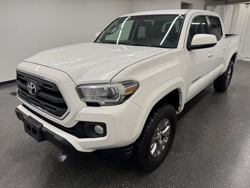 Certified 2017 Toyota Tacoma SR5 image 4