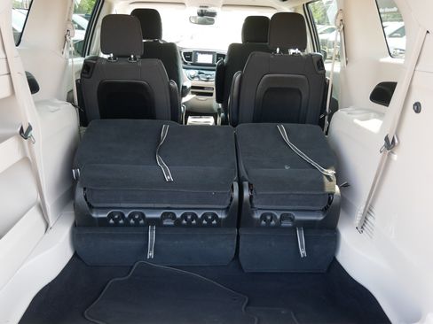 Used 2023 Chrysler Voyager LX FWD image 18