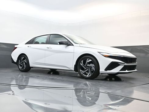 Used 2025 Hyundai Elantra Sport image 21