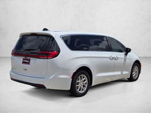 New 2027 Chrysler Pacifica Select FWD image 2