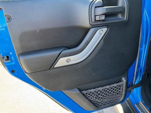 Used 2016 Jeep Wrangler Unlimited Rubicon w/ Connectivity Group image 20