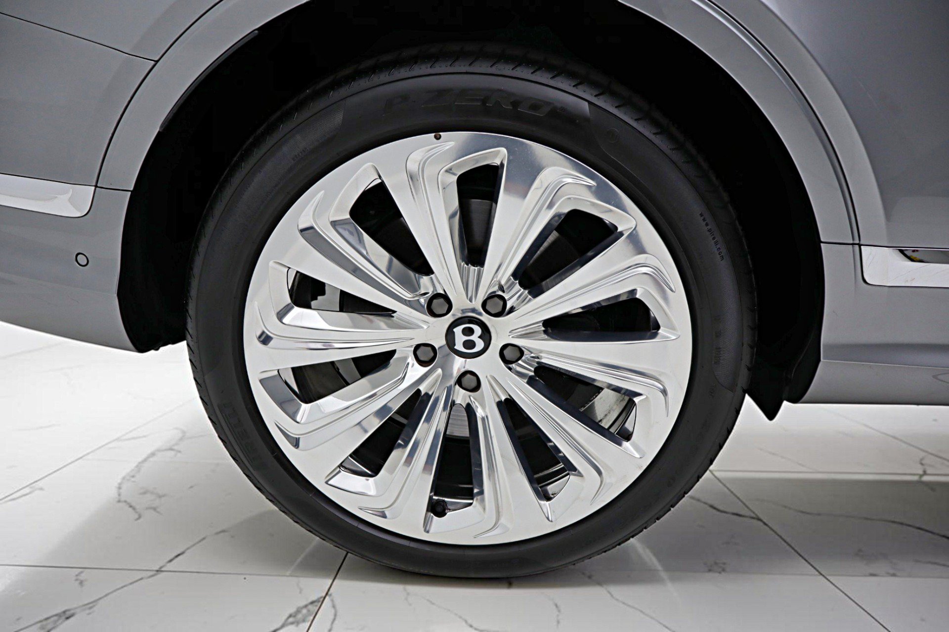 Used 2025 Bentley Bentayga AWD/4WD image 55