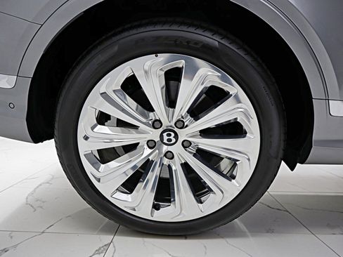 Used 2025 Bentley Bentayga AWD/4WD image 55