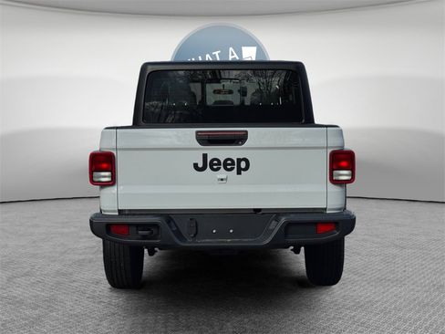 Used 2023 Jeep Gladiator Sport image 8