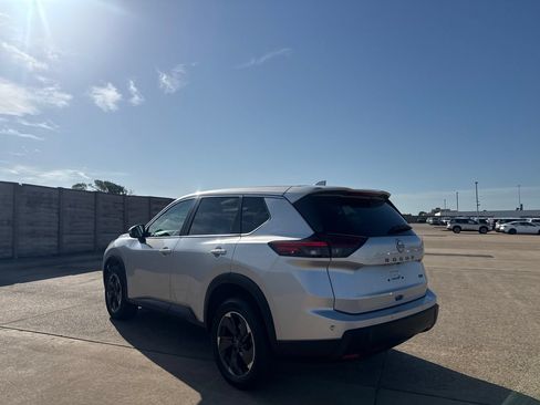 Certified 2024 Nissan Rogue SV FWD image 15