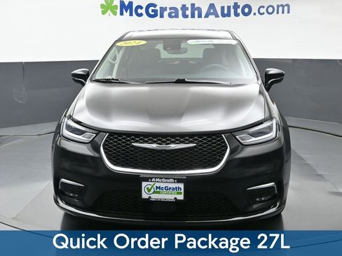 Used 2024 Chrysler Pacifica Touring-L image 3