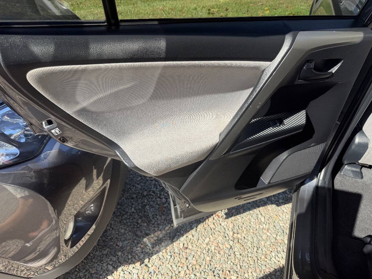 Used 2015 Toyota RAV4 LE AWD/4WD image 11