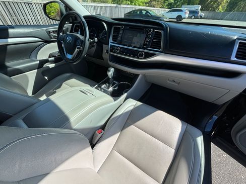 Used 2019 Toyota Highlander XLE FWD image 16