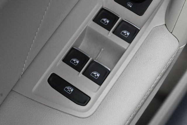 Used 2023 Volkswagen Tiguan SE w/ Panoramic Sunroof Package FWD image 13