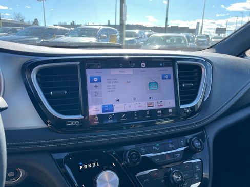Used 2025 Chrysler Pacifica Limited image 20