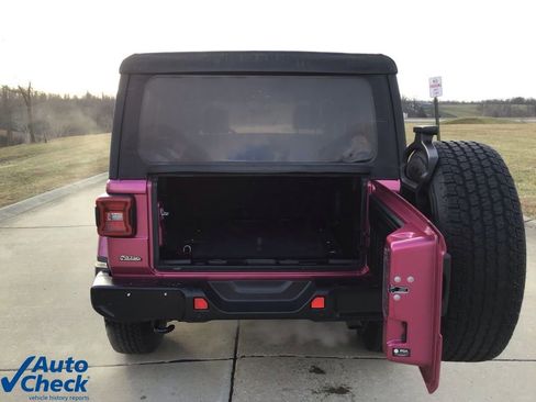 Used 2022 Jeep Wrangler Unlimited Sahara w/ Cold Weather Group image 5