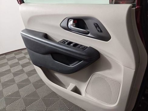 Used 2019 Chrysler Pacifica Limited w/ Tire & Wheel Group FWD image 29