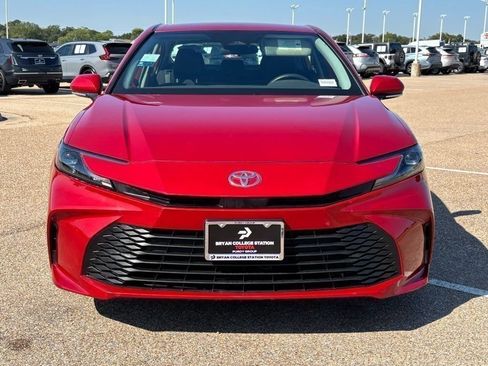 Used 2025 Toyota Camry LE image 3