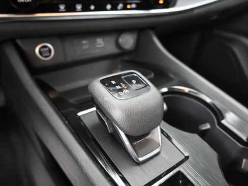 Used 2023 Nissan Rogue SV image 31