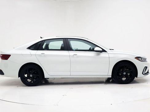 Used 2025 Volkswagen Jetta SE FWD image 3