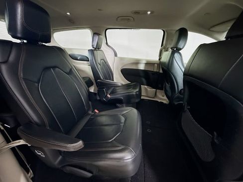 Used 2017 Chrysler Pacifica Touring-L FWD image 26