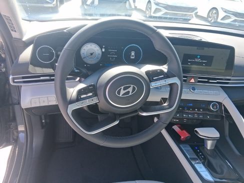 New 2025 Hyundai Elantra Limited image 21