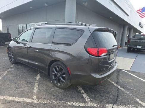 Used 2018 Chrysler Pacifica Limited w/ S Appearance Package image 6