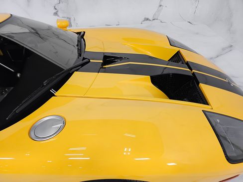 Used 2005 Ford GT RWD image 17
