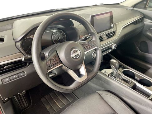 Used 2024 Nissan Altima 2.5 SV FWD image 17