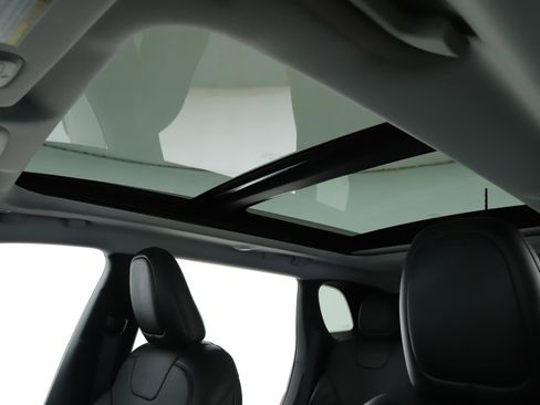 Used 2019 Jeep Cherokee Limited w/ Luxury Group image 5