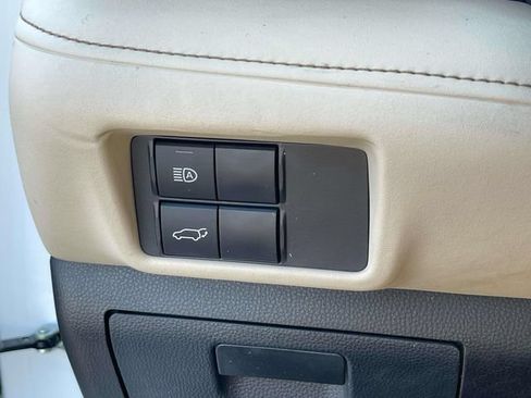 Used 2024 Toyota Highlander XLE AWD/4WD image 33