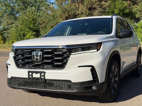 Used 2025 Honda Pilot Sport image 1
