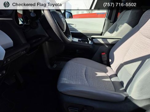 Used 2025 Toyota Sienna LE image 8