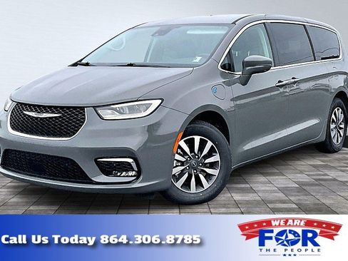 Used 2022 Chrysler Pacifica Touring-L w/ Uconnect Theater Family Group image 1