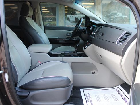 Used 2016 Kia Sedona EX FWD image 7