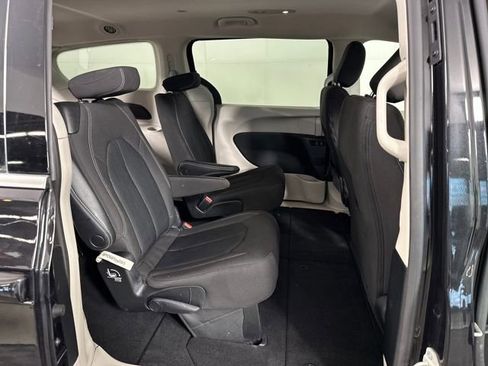 Used 2023 Chrysler Voyager LX image 27