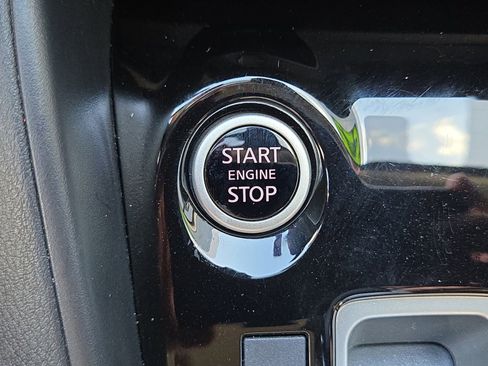 Certified 2025 Nissan Versa SR w/ Trunk Package image 27