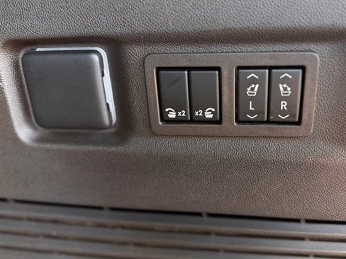 Used 2023 GMC Yukon XL Denali AWD/4WD image 39