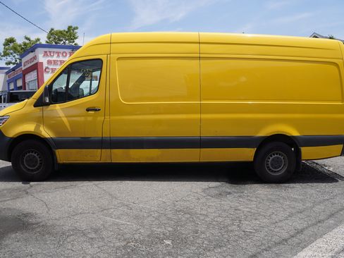Used 2021 Mercedes-Benz Sprinter 2500 image 4