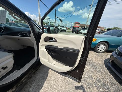 Used 2017 Chrysler Pacifica Touring-L Plus FWD image 22