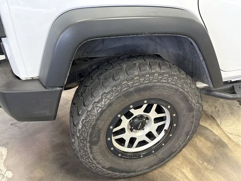 Used 2016 Jeep Wrangler Unlimited Rubicon w/ Connectivity Group AWD/4WD image 14