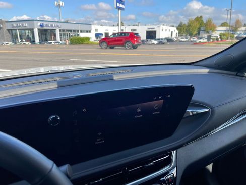 Used 2025 Buick Envista Sport Touring image 18