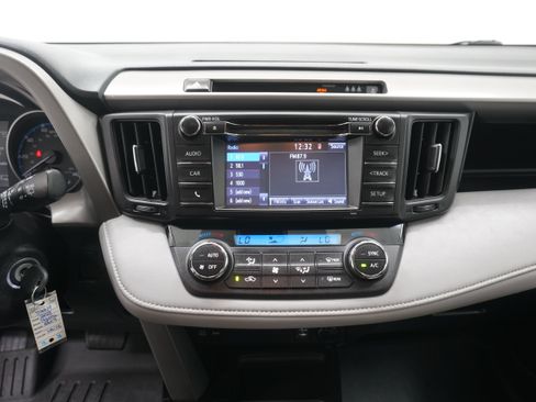 Used 2018 Toyota RAV4 XLE FWD image 19