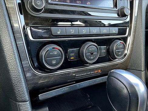 Used 2018 Volkswagen Passat 2.0T SEL Premium image 12