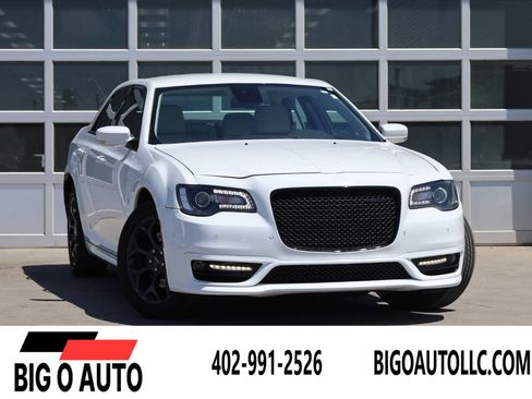 Used 2022 Chrysler 300 Touring L AWD/4WD image 1