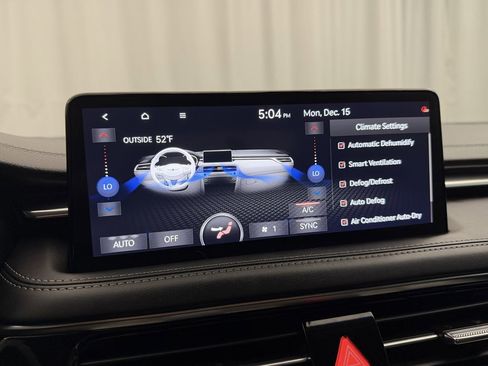 Used 2025 Genesis G70 2.5T image 27