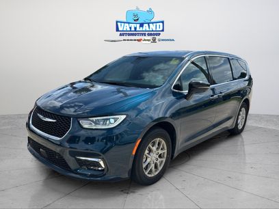 Used 2025 Chrysler Pacifica Select