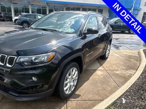 Used 2023 Jeep Compass Latitude AWD/4WD image 3