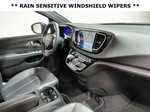Certified 2025 Chrysler Pacifica Select image 16