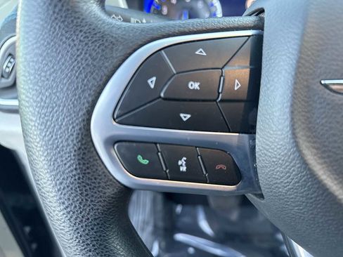 Used 2021 Chrysler Pacifica Touring image 22