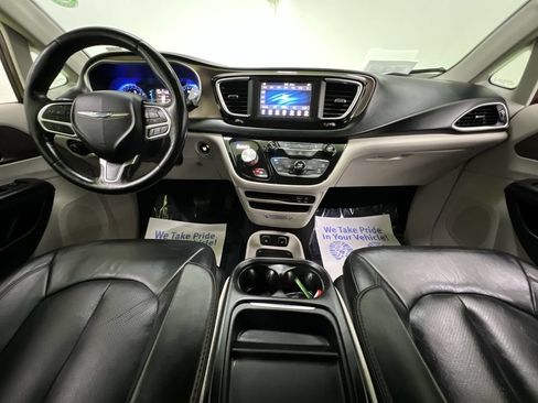 Used 2019 Chrysler Pacifica Touring-L FWD image 17
