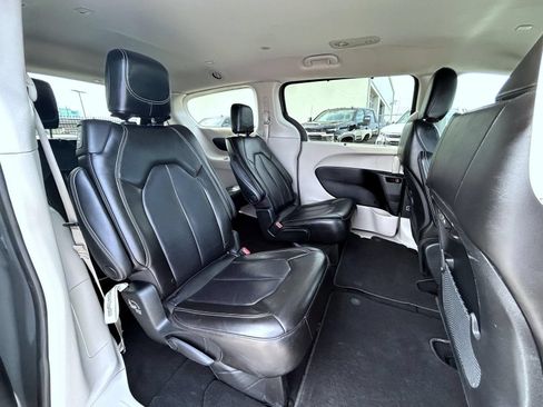 Used 2023 Chrysler Pacifica Touring-L FWD image 17