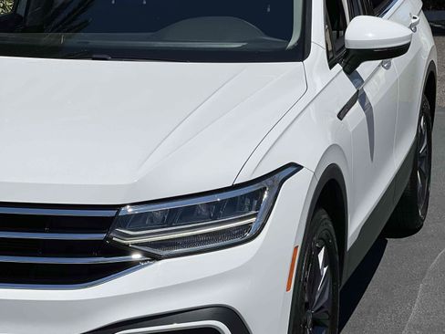 Used 2022 Volkswagen Tiguan SE FWD image 57