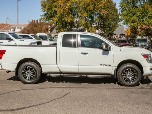 Used 2021 Nissan Titan SV w/ SV Convenience Package image 4